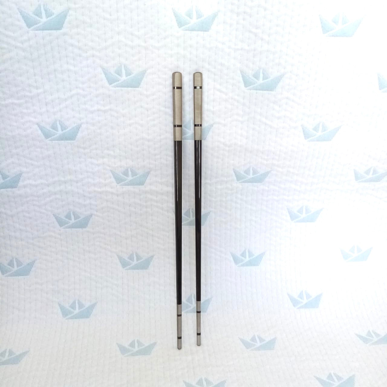 Palillos de Acero Inoxidable Plateado con Negro