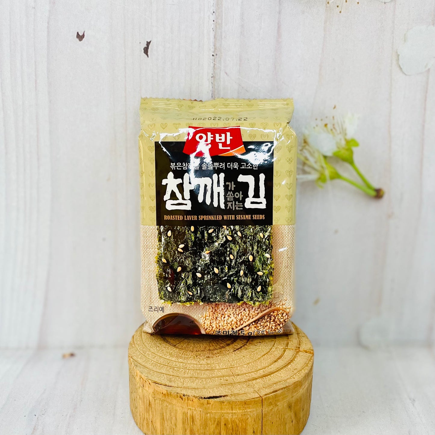 Seaweed snack with sesame seeds