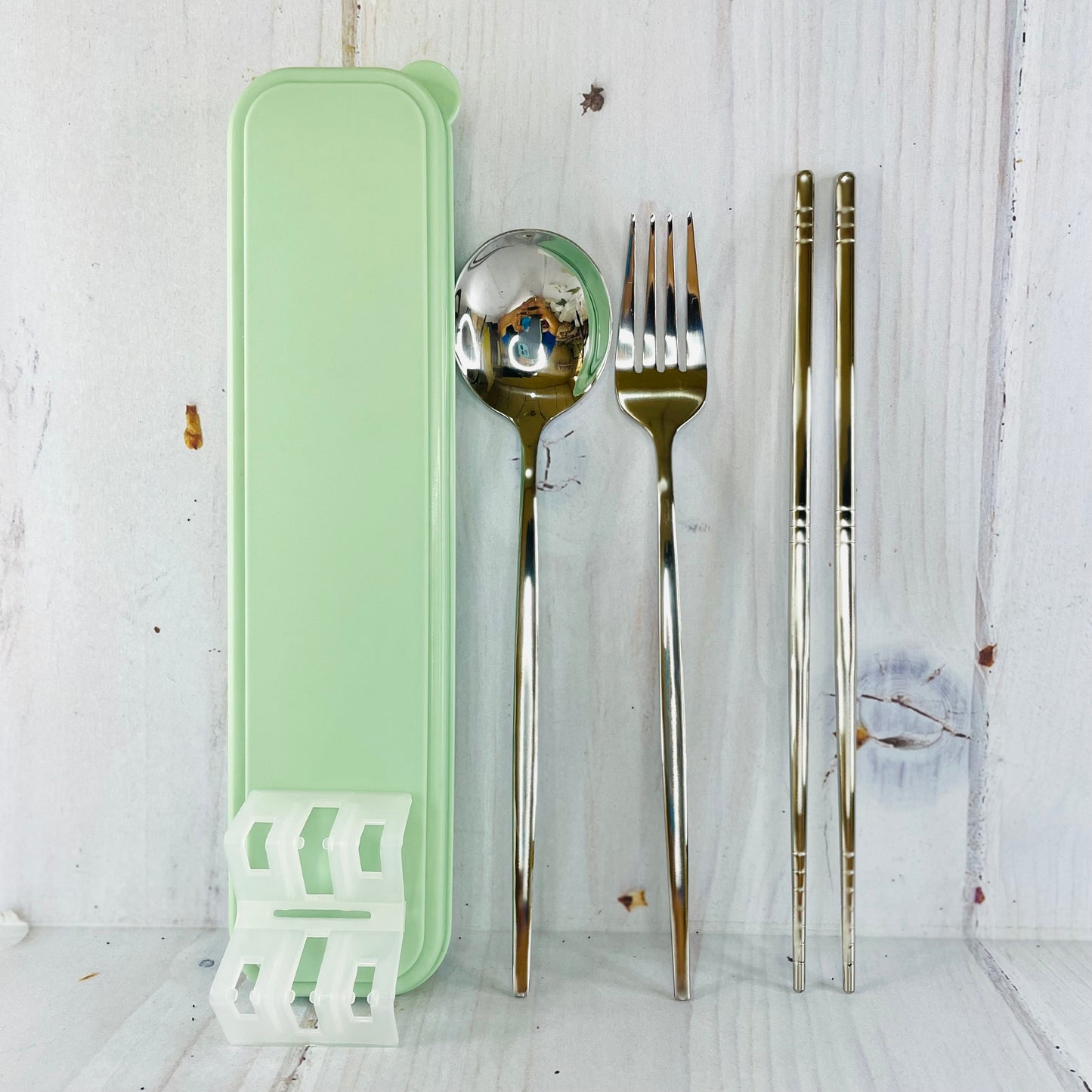 Set de palillos plateado con estuche verde