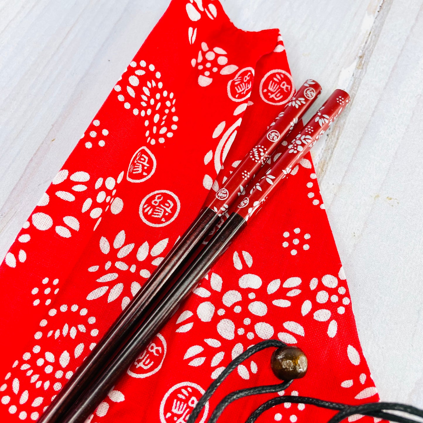 Par de palillos con bolsita (rojo)