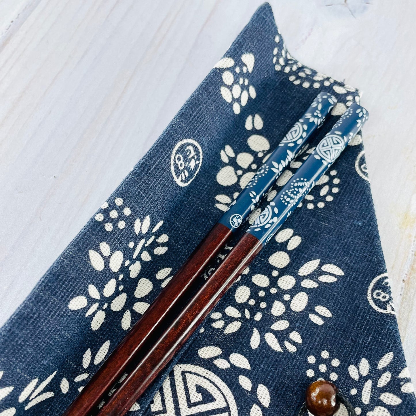 Par de palillos con bolsita (azul)