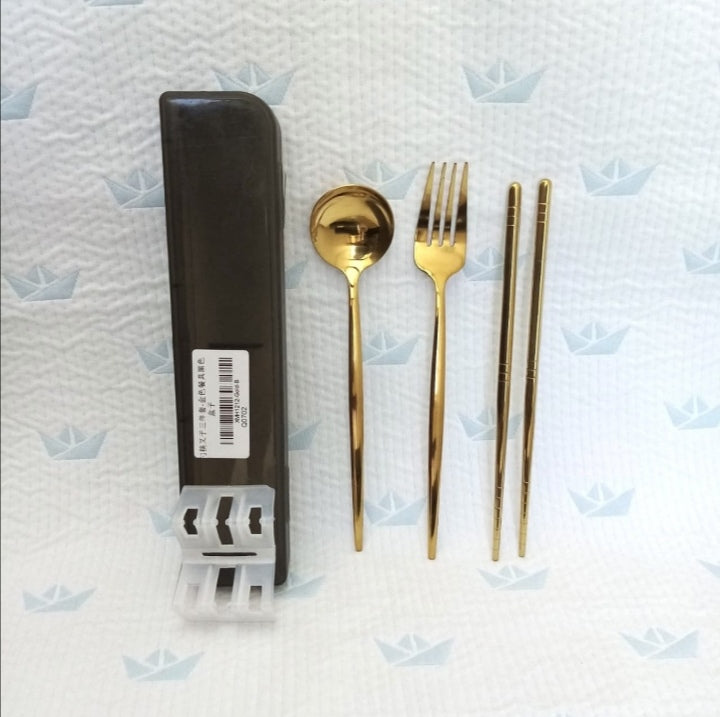 Set de palillos, tenedor, cuchara y estuche dorado