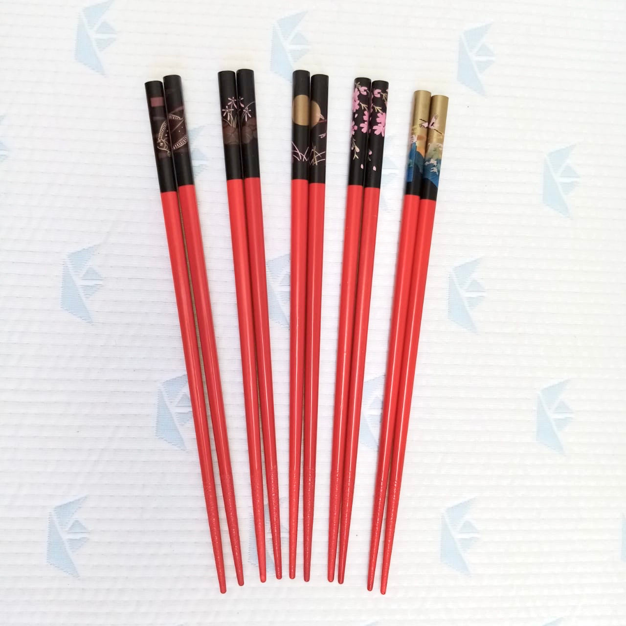 Palillos rojos con borde negro (Precio por c/par)